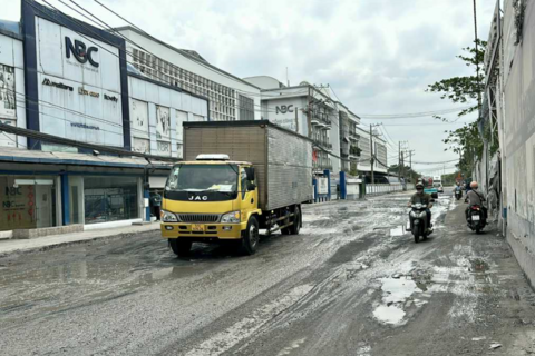 Hàng loạt "ổ voi" bủa vây tuyến đường nối vào cảng khu Nam TPHCM