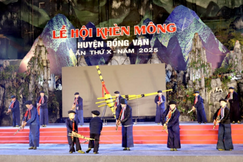 Gần 900 người diễu hành trong lễ hội Khèn Mông xã Đồng Văn