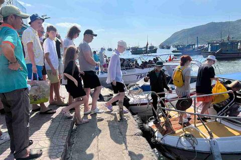 Khách du lịch tấp nập đổ về Nha Trang dịp nghỉ lễ, tour đảo tăng mạnh