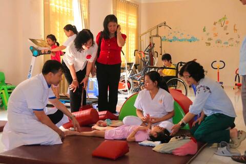 Báo động đỏ vấn nạn bạo hành trẻ em