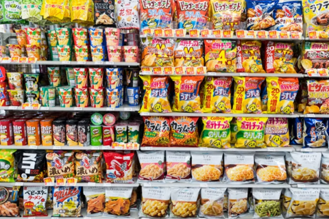 Hãng snack Nhật Bản đổi bao bì sang đen trắng để tiết kiệm nguyên liệu từ dầu mỏ