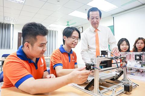 Thí sinh dự thi khối ngành kỹ thuật giảm: Cần thay đổi cách tiếp cận ngành học