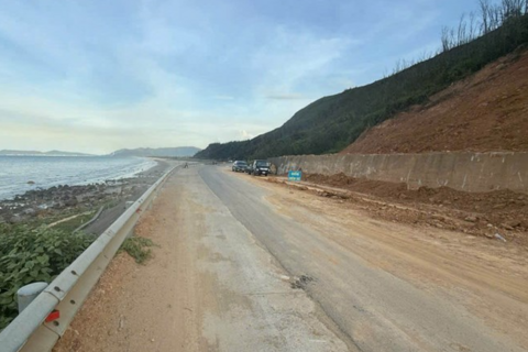 Thông tuyến sau nhiều ngày khắc phục sạt lở đường ven biển Hà Tĩnh