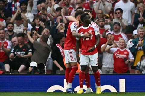 Arsenal tiến gần ngôi vô địch Premier League