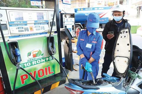 Đề xuất giảm thuế xăng E10 để hút người tiêu dùng