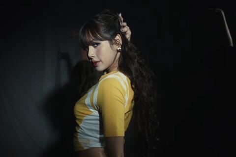 Lisa (Blackpink) bắn rap, khoe vũ đạo trong MV cổ vũ World Cup