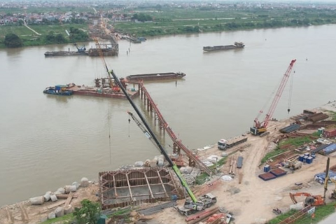 Nắng nóng đỉnh điểm, công nhân dự án cầu Mễ Sở đổi ca thi công để giữ tiến độ