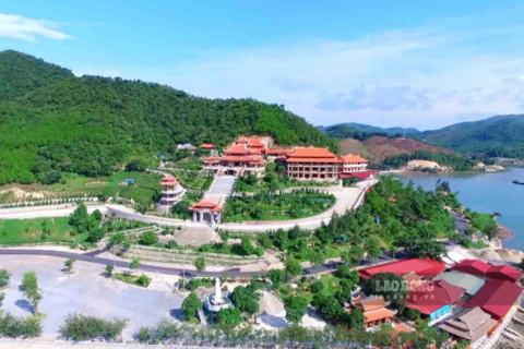 Ngôi chùa cổ kính tựa sơn hướng hải bên vịnh Bái Tử Long