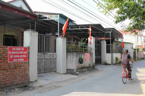 Người dân ở Hải Phòng treo biển ủng hộ hiến đất mở rộng tuyến đường liên thôn