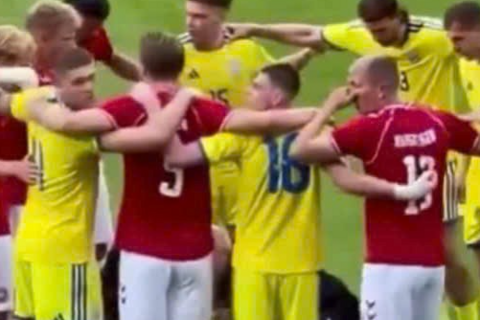 Tiền vệ Christian Eriksen bất ngờ đổ gục trên sân