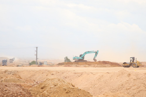 Dự án sân bay Quảng Trị thi công gây bụi mù mịt, nhà dân gần công trường ngột ngạt