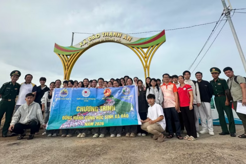 Học sinh xã đảo vượt biển vào đất liền dự thi tốt nghiệp THPT