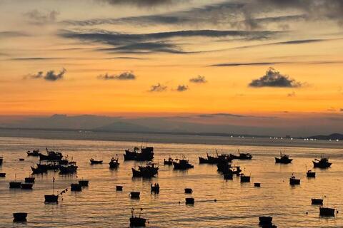Đến làng chài Mũi Né họp chợ sớm, thưởng thức hải sản chế biến tại chỗ