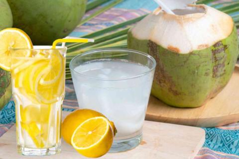 Uống nước chanh hay nước dừa tốt hơn trong ngày nắng nóng?