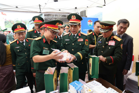 Trao sinh kế, chăm lo sức khỏe cho người dân nơi biên giới Việt - Lào