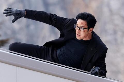 So Ji Sub chi khoảng 100 triệu won tặng vàng đoàn phim "Đặc vụ Kim tái khởi động"