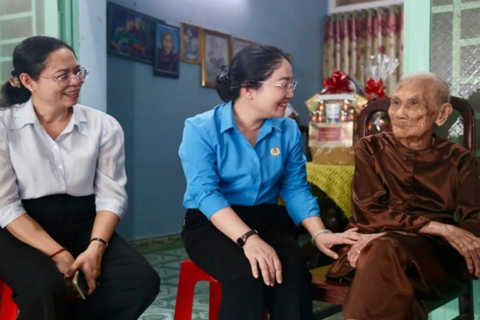 Công đoàn TPHCM thắp nến, chăm sóc các nghĩa trang liệt sĩ