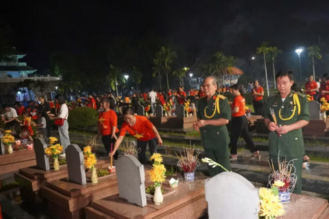 Hàng nghìn ngọn nến tri ân thắp sáng khắp Nghĩa trang Liệt sĩ A1 ở Điện Biên