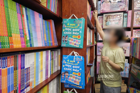 Phụ huynh ở Hà Nội đến nhiều cửa hàng nhưng chưa mua đủ sách giáo khoa cho con