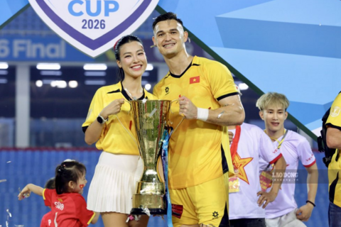 MC Hoàng Oanh tình tứ bên thủ môn Lê Giang Patrik sau chức vô địch ASEAN Cup