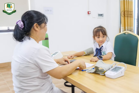 Trường Phổ thông Phùng Hưng chăm sóc sức khỏe cho học sinh từ sớm