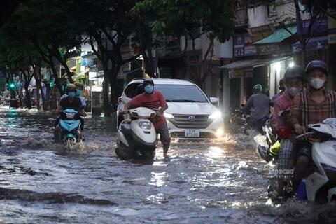 Nam Bộ sắp đón đợt mưa lớn, đề phòng ngập do triều cường