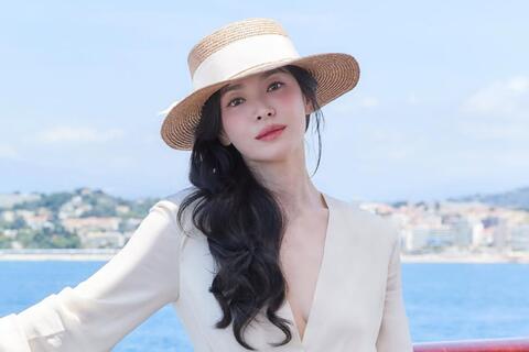 Song Hye Kyo thân thiết bên một người đàn ông sau 7 năm ly hôn Song Joong Ki