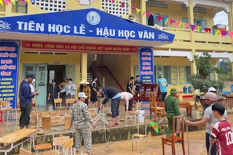 Giáo viên dọn bùn non, đón học sinh trở lại trường sau lũ