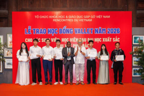 Sinh viên Phân hiệu ĐH Thái Nguyên tại tỉnh Lào Cai vinh dự nhận học bổng Vallet