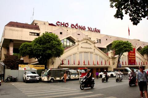 Check-in 3 khu chợ giúp du khách khám phá một Hà Nội rất khác