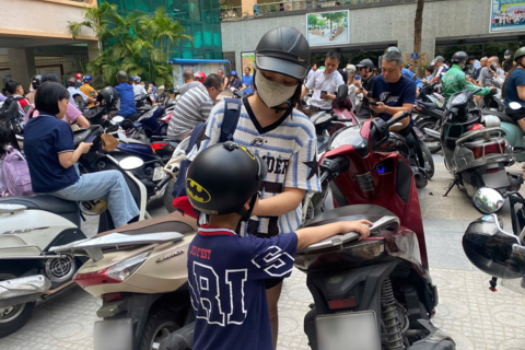 Phụ huynh tại Hà Nội chủ động trang bị mũ bảo hiểm khi đưa đón con