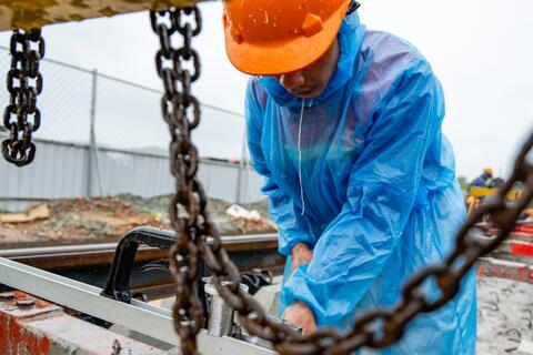 Giữa mùa mưa, hàng nghìn công nhân thi công trên đại công trường APEC Phú Quốc