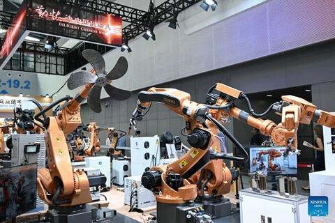 Trung Quốc dùng AI, robot rút ngắn thời gian sản xuất