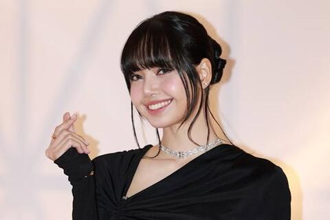 Phép thử sức hút của Lisa sau Blackpink