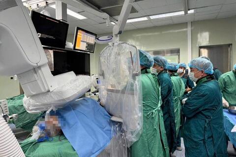 Thay van tim qua ống thông cứu cụ bà 89 tuổi có nhiều bệnh nền nguy kịch