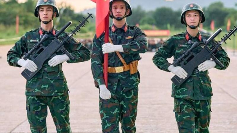 Hòa Minzy bị nhắc nhở, Thượng úy Lê Hoàng Hiệp tạo sức hút cho Sao nhập ngũ