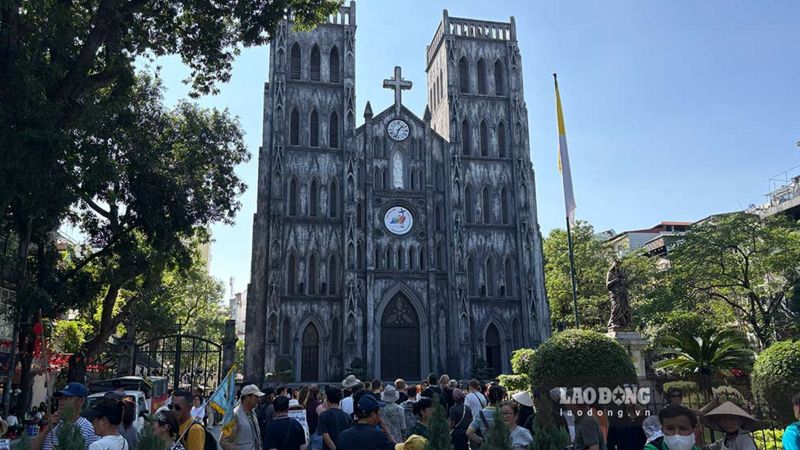 Không khí lạnh tràn về, Nhà thờ Lớn đông nghịt khách check in