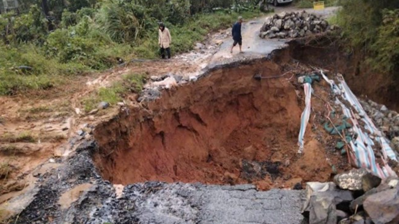 Nước lũ gây xói lở mặt đường tỉnh lộ ở Quảng Trị tạo thành hố sâu