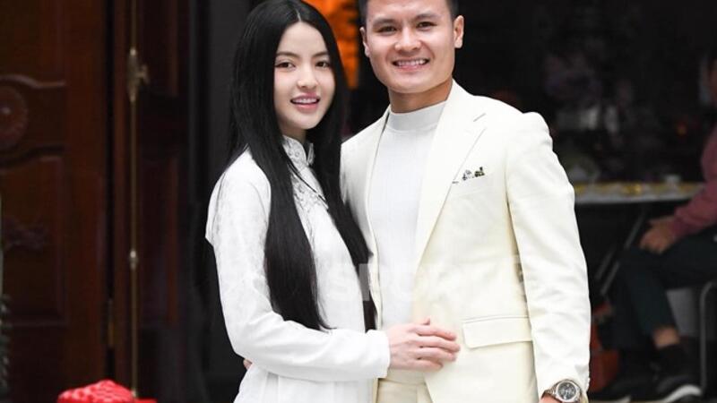 Vợ chồng Quang Hải và Chu Thanh Huyền ủng hộ đồng bào lũ lụt