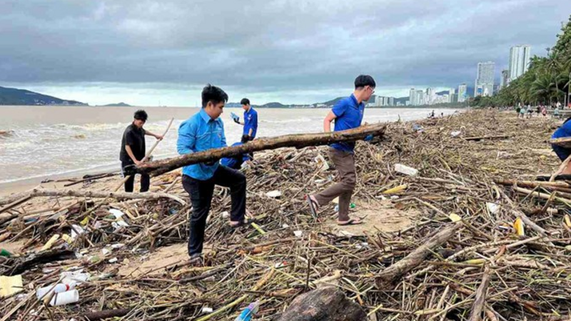Khánh Hòa công bố 48 đầu mối để các đoàn cứu trợ đến giúp người dân sau lũ
