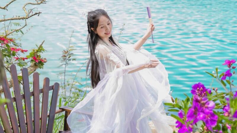 Quán cà phê Đà Lạt bất ngờ nổi tiếng vì cô chủ như mỹ nhân phim kiếm hiệp