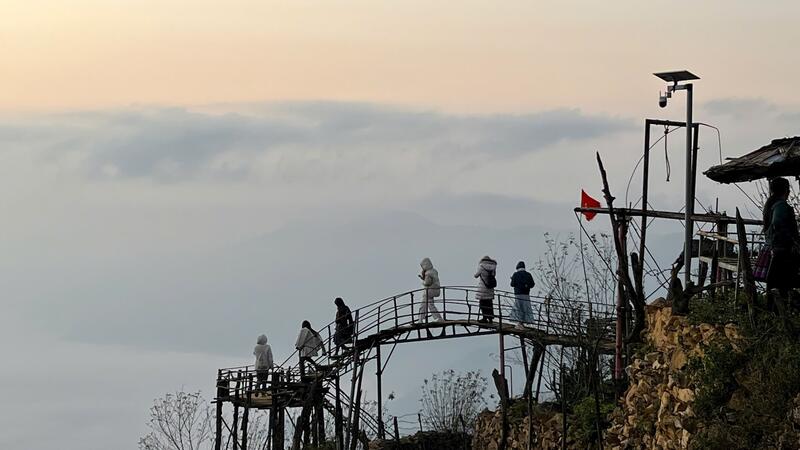 Đón bình minh với bồng bềnh mây luồn Hang Kia