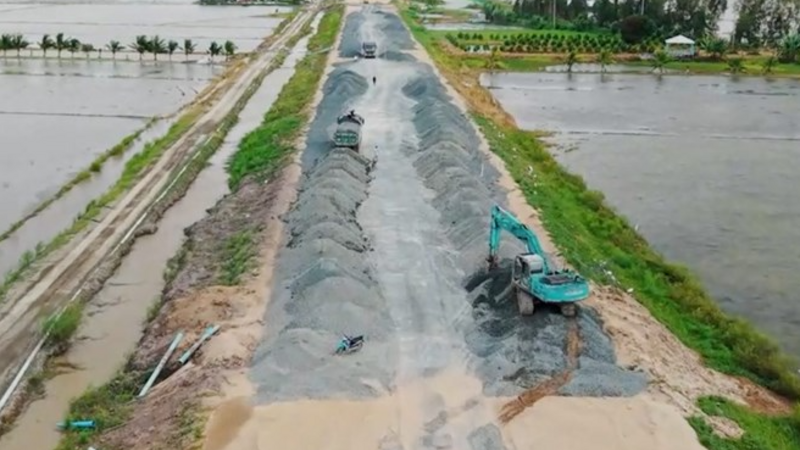 Công nhân thi công cao tốc xuyên Tết Dương lịch