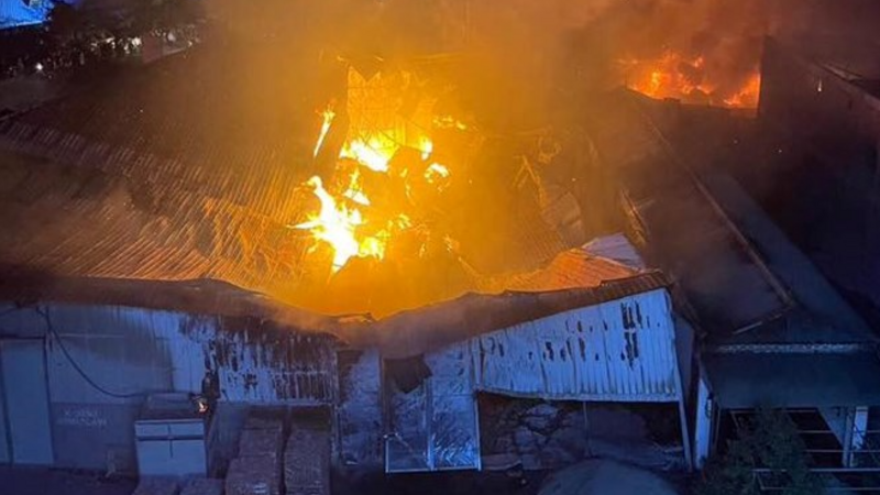 Cháy lớn tại khu xưởng gỗ sản xuất pallet ở Hưng Yên trong đêm