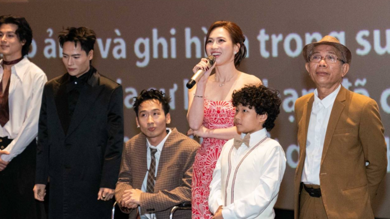 Tuấn Trần ngồi xe lăn đến xem phim “Báu vật trời cho” vì chấn thương dây chằng