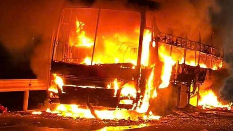 Xe khách giường nằm cháy rụi trên Quốc lộ 1, các hành khách may mắn thoát nạn