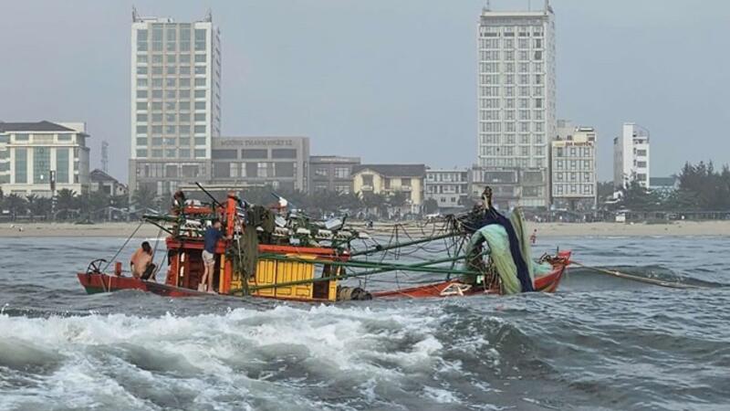 Tàu cá bị lật nghiêng khi vào cửa Nhật Lệ, 5 thuyền viên thoát nạn