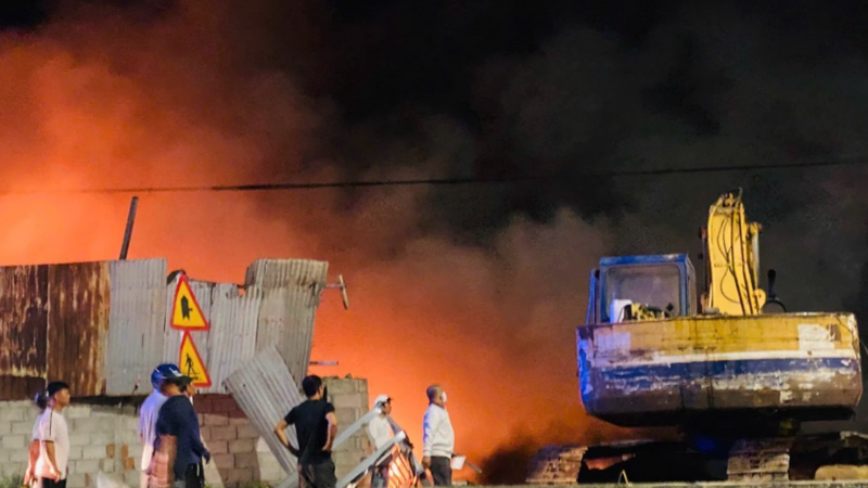 Khống chế đám cháy lớn tại bãi tập kết phế liệu ở Lâm Đồng