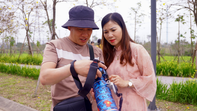 Thợ ảnh kiếm tiền triệu mỗi ngày nhờ “săn” mùa hoa nở Hà Nội