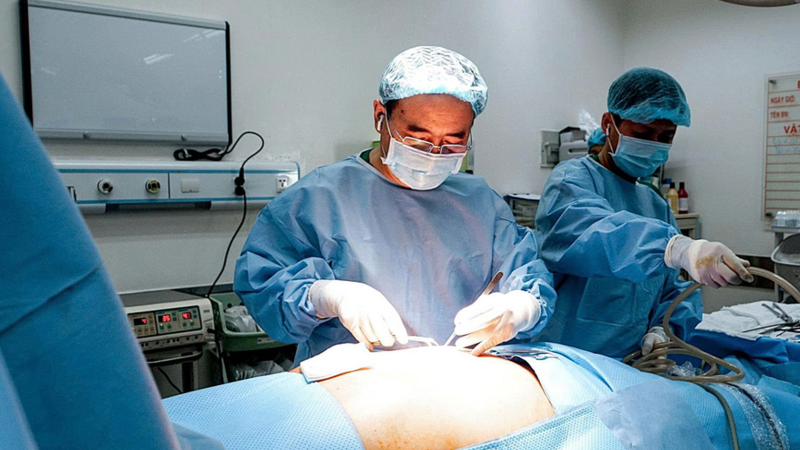 Giải cứu cụ bà 90 tuổi bị gần 2kg phủ tạng tràn lên lồng ngực